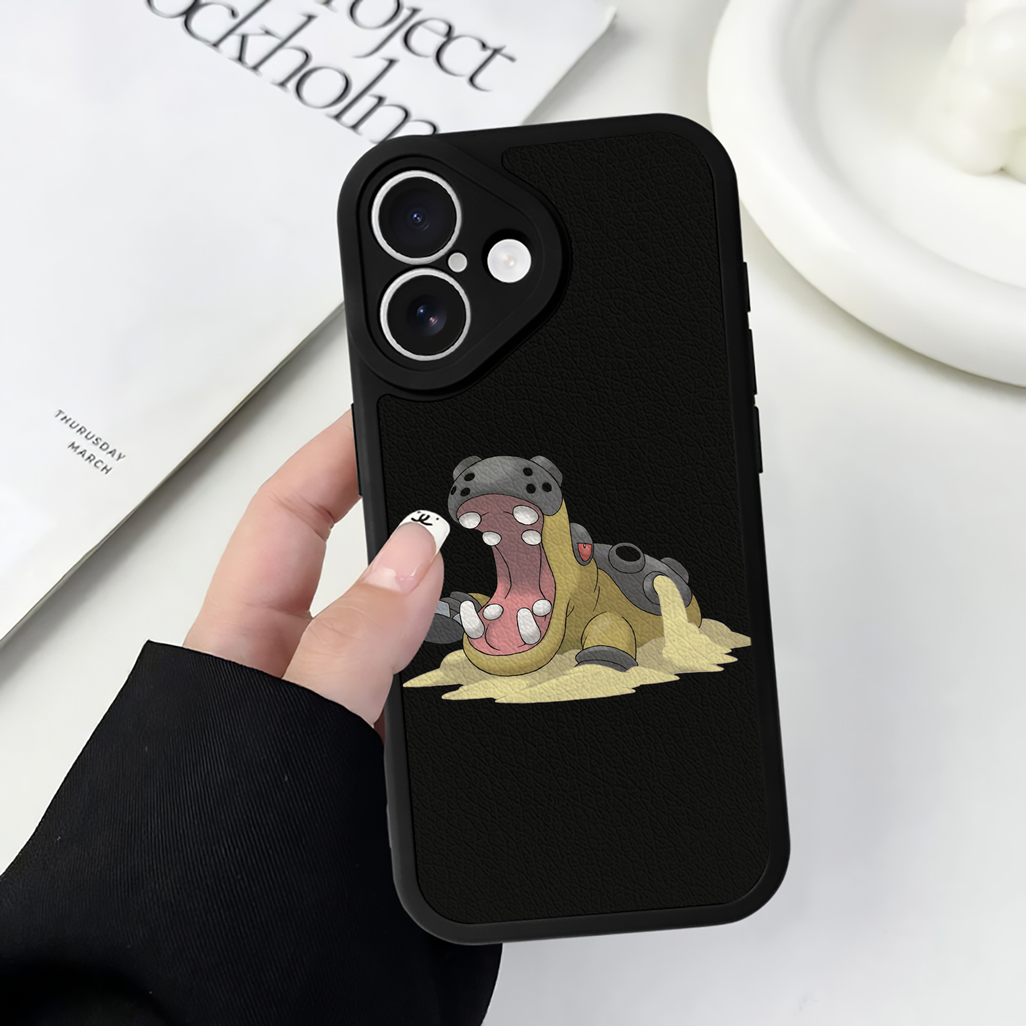 （画像用） ポケットモンスター Pokémon 【iPhone 16シリーズ対応】シリコンスマホケース（レザー調） 材質：シリコン